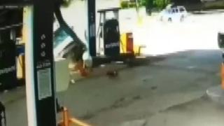 Sakarya'da facianın eşiğinden dönüldü: Ticari araç akaryakıt pompasına çarptı