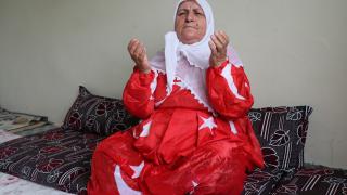 Bayraklı fistanıyla 2 evladını özlemle yad ediyor