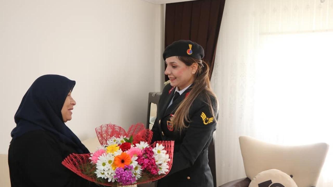 Jandarma, ‘Anneler Günü’nde şehit annelerini unutmadı