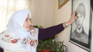28 yıldır şehit oğlunun hatıralarını odasında yaşatıyor