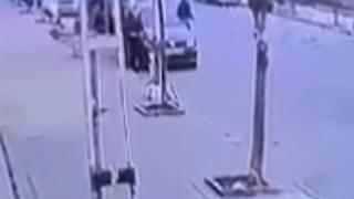 Sokak köpeğinden kaçan çocuğa minibüs çarptı