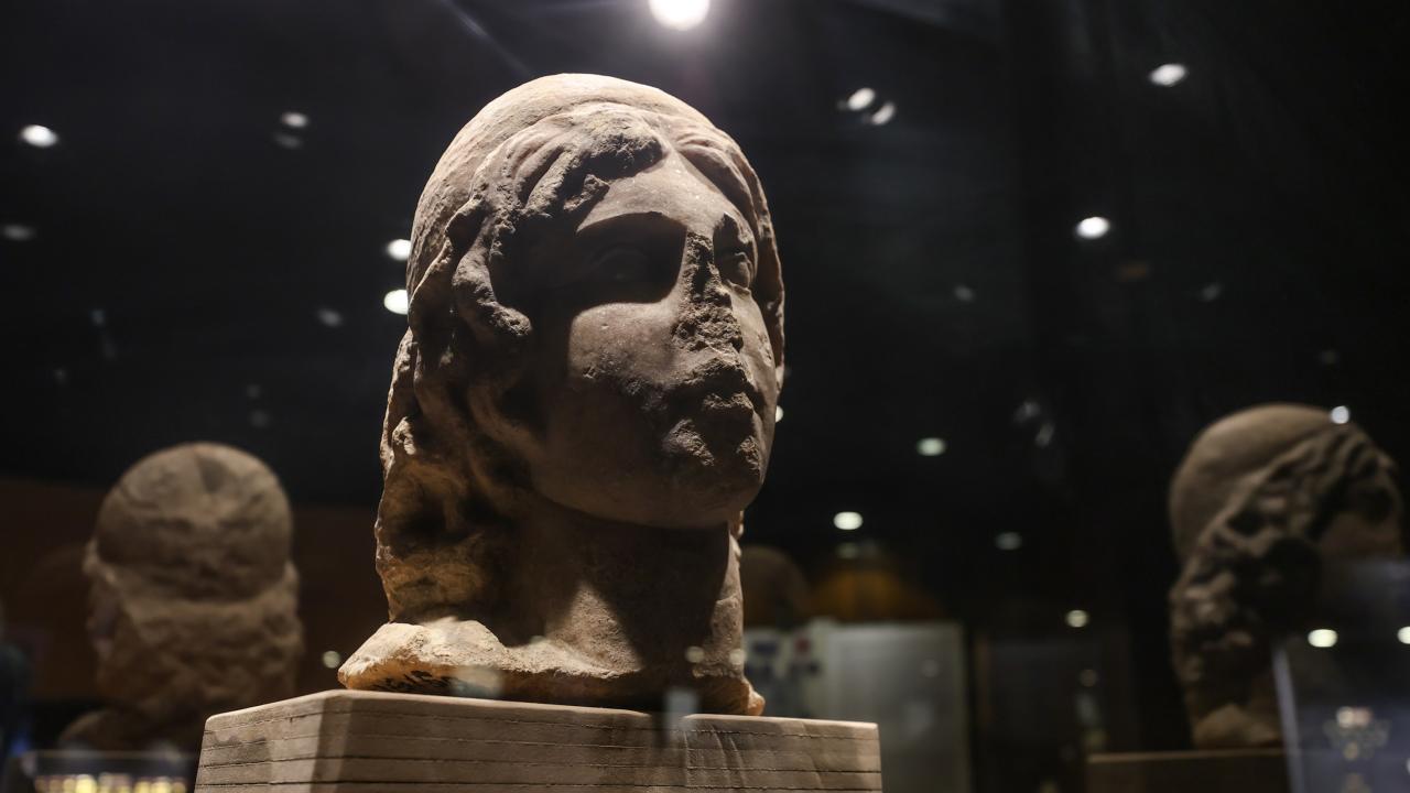 Müzenin nisan ayı sergisinin de `Artemis` figürleri olduğunu anlatan Topal, şu bilgileri verdi: