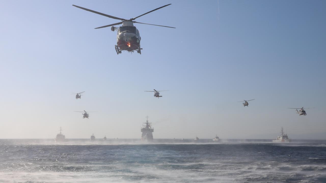 Yangını söndürüp kazazedeleri kurtardılar