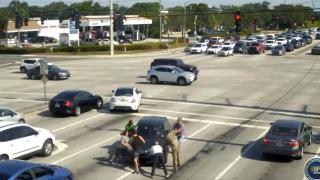 Florida'da sürücü direksiyon başında bayıldı