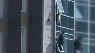 Sekizinci kattaki asılı kalan çocuk son anda kurtarıldı