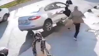 İçinde çocuk bulunan otomobilin freni boşaldı