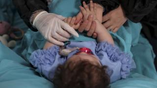 'Acil bebek 1'e hemşirelerden anne şefkati