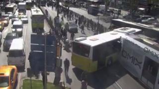 İETT otobüsüyle tramvay çarpıştı