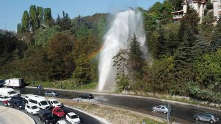 İstanbul'da isale hattı patladı, yollar göle döndü