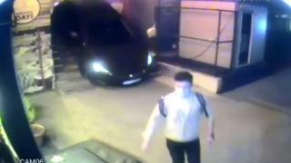 Otomobiliyle merdivenlerden indi