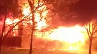 Van Gölü sahilindeki çay bahçesi alev alev yandı