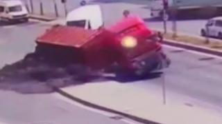 Kavşaktan dönen kamyon devrildi: Hurda metaller etrafa saçıldı