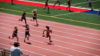 Ayakkabısını düşürdü ama pes etmedi: Küçük kız yarışı birinci tamamladı