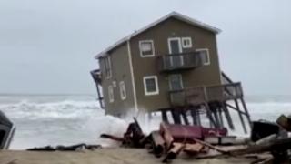 ABD'de kıyıdaki ev dalgalara kapıldı
