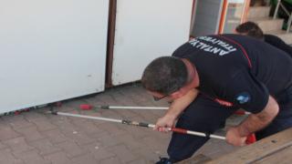 Antalya'da marketin deposuna giren yılan doğal ortamına bırakıldı