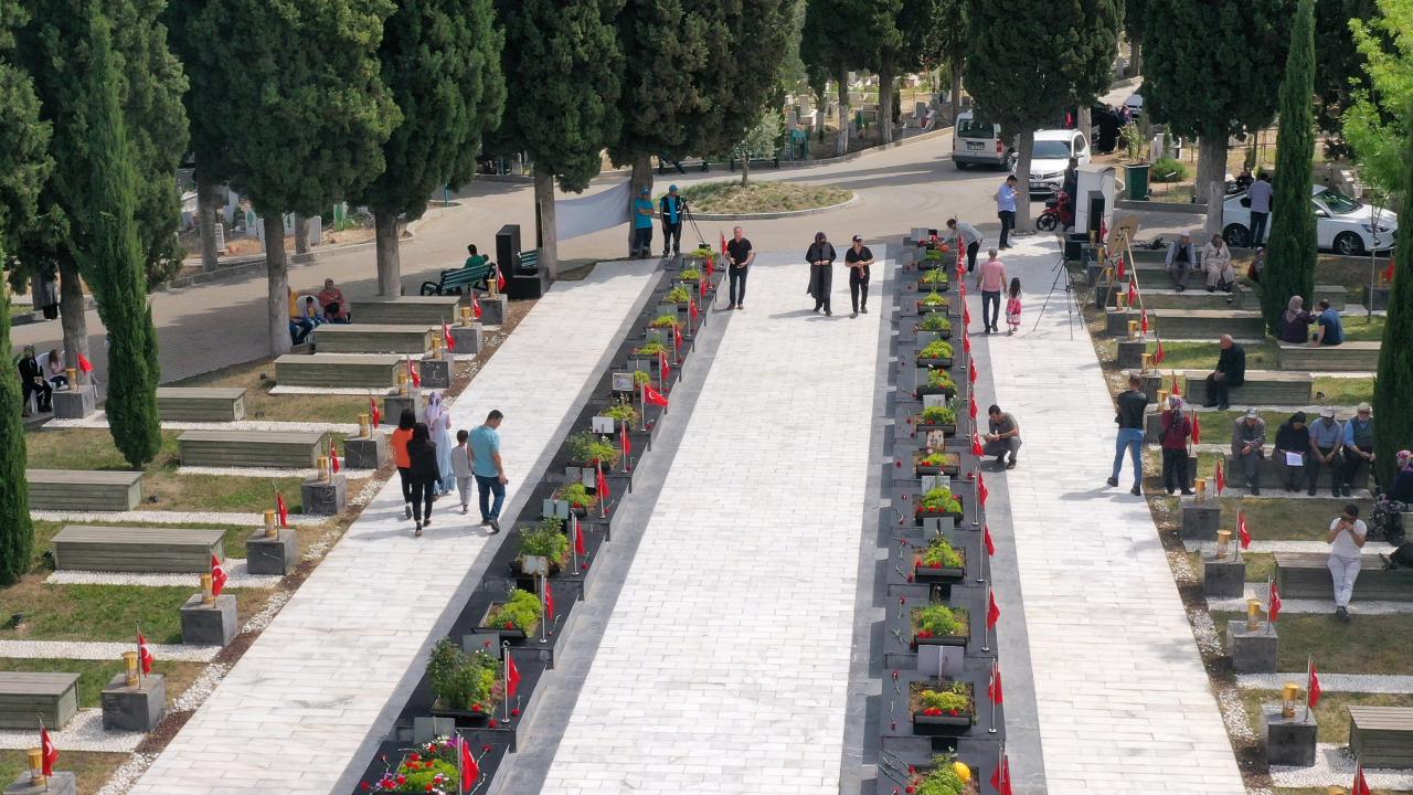 Kazada oğlu Uğur Çolak`ı kaybeden baba İsmail Çolak da şehitliği ziyaret edenler arasındaydı.