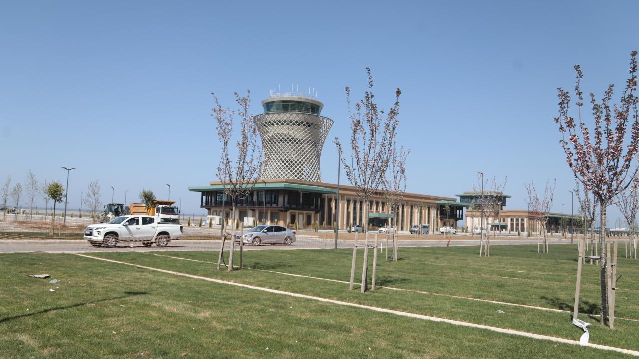 Uluslararası giriş-çıkışlara açık daimi hava hudut kapısı