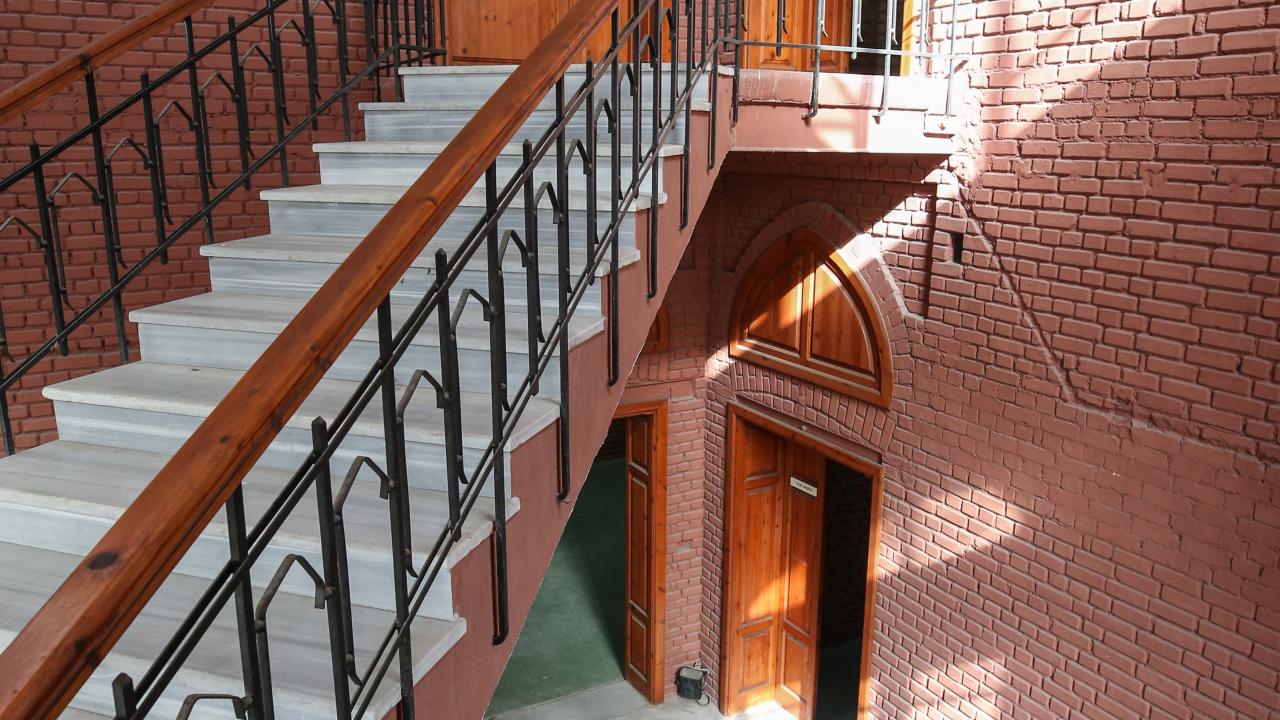 Kendi adına yaptıracağı konak için 1912’de Levanten mimar Mongeri ile anlaştı.