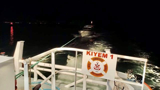 Çanakkale Boğazında makine arızası yapan tekne kurtarıldı