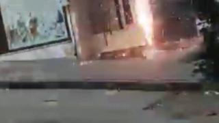 Binanın girişindeki elektrik kabloları patladı