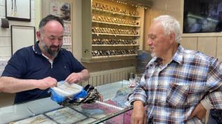 Kuyumcunun dikkati sayesinde dolandırılmaktan kurtuldu