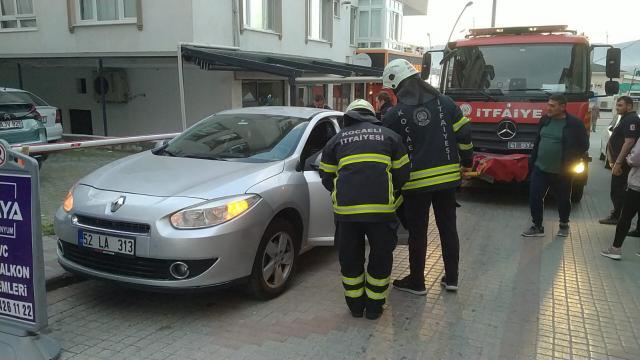 Kilitli otomobilde mahsur kalan bebeği itfaiye kurtardı