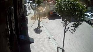 Tırdan tuğlalar devrildi, bir kişi altında kalmaktan son anda kurtuldu