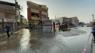 Adana'da su borusu patladı: Midibüs ve motosiklet çukura düştü