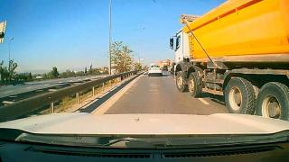 Pendik'te hafriyat kamyonundan korkutan manevra