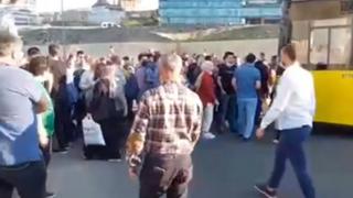 İstanbul'da otobüsün gelmemesine tepki gösteren yolcular yolu kapattı