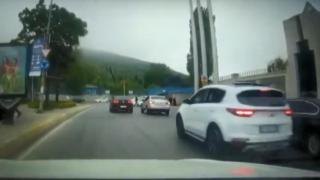 Ataşehir'de kaza yaptı önündeki aracı kovalamaya devam etti