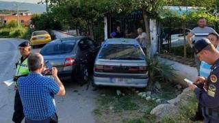 Bursa'da otomobil kapıya saplandı: Saniyelerle kurtuldular