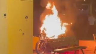 Yanan motosikleti şalgam suyu dökerek söndürdüler