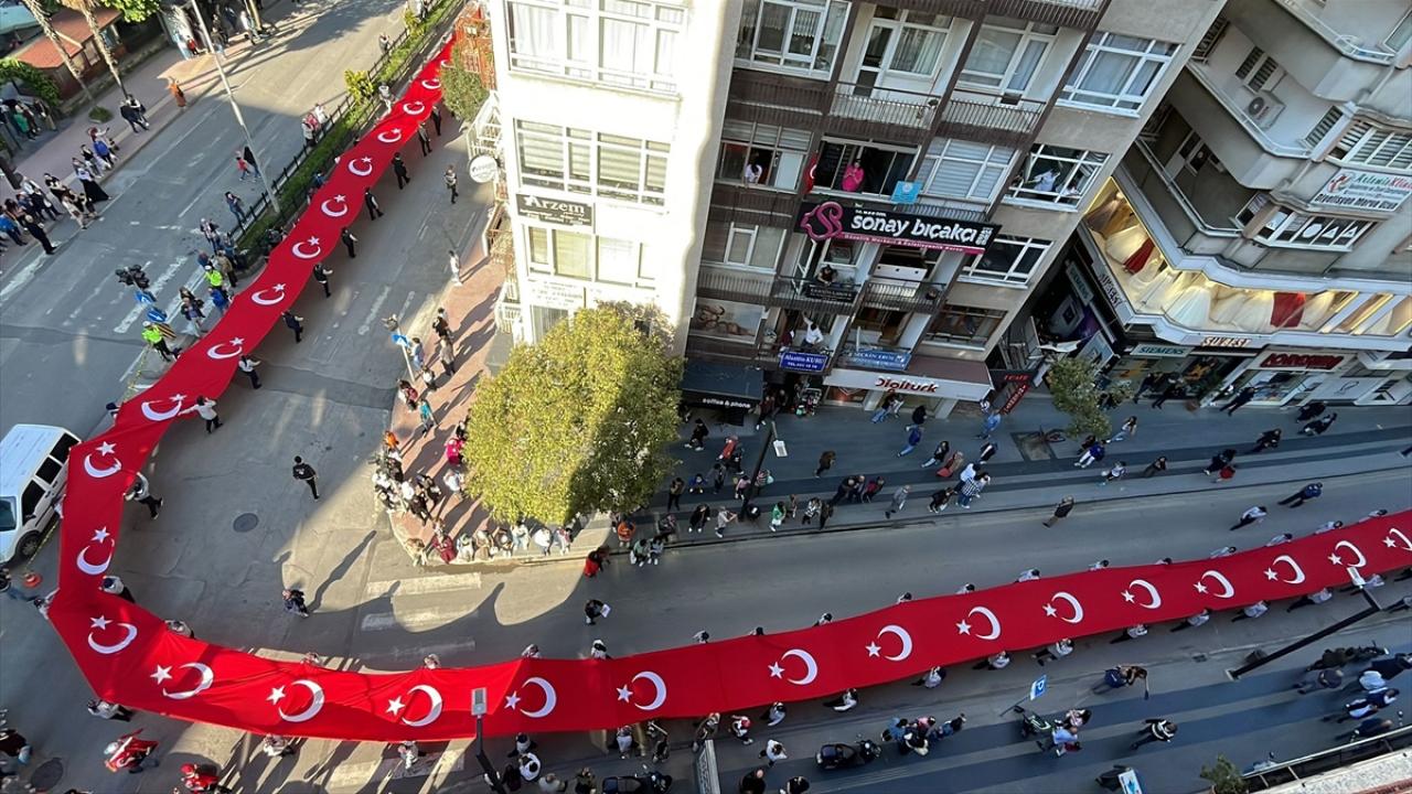 Samsun'da 1919 metrelik Türk bayrağıyla yürüyüş yapıldı