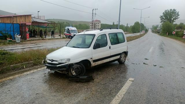 Malatyada aydınlatma direğine çarpan araçtaki 2 kişi yaralandı