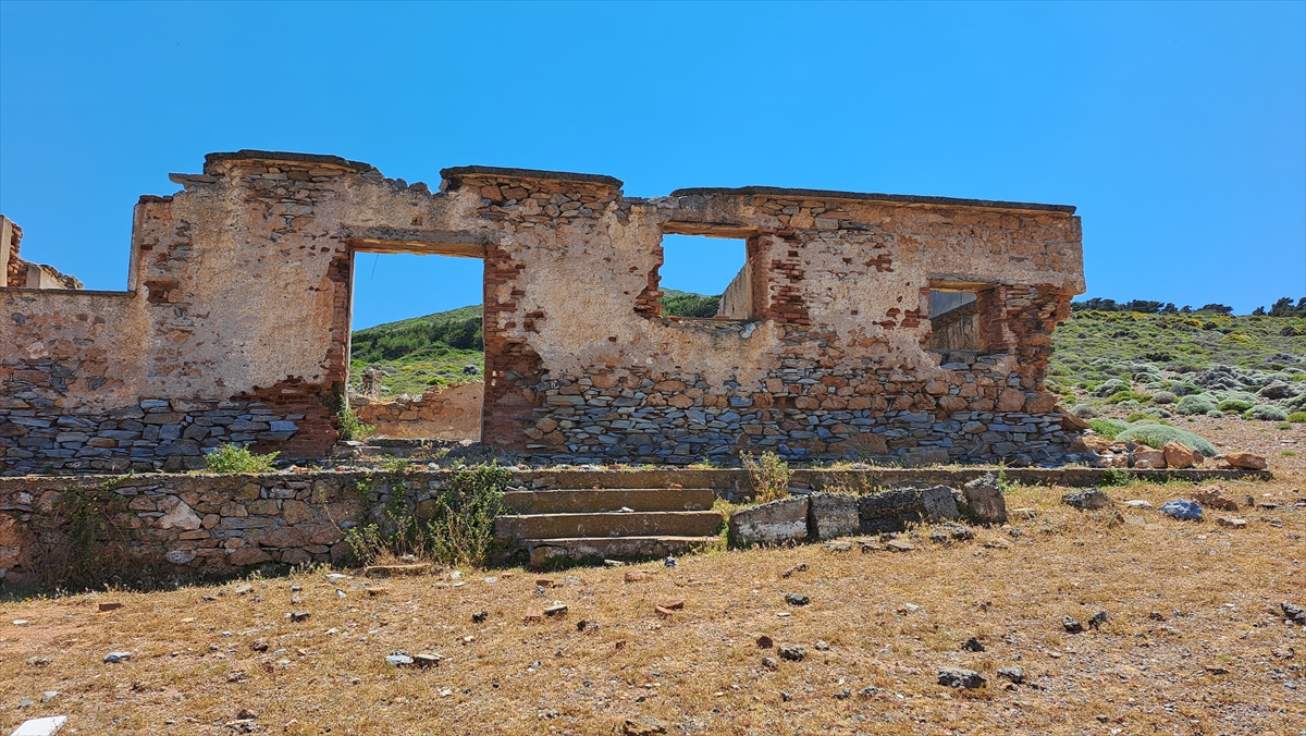 Adadaki birçok yapı zamana yenik düşmüş