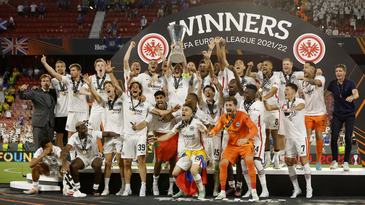 Frankfurt 42 yıl sonra Avrupa`da kupa kazandı