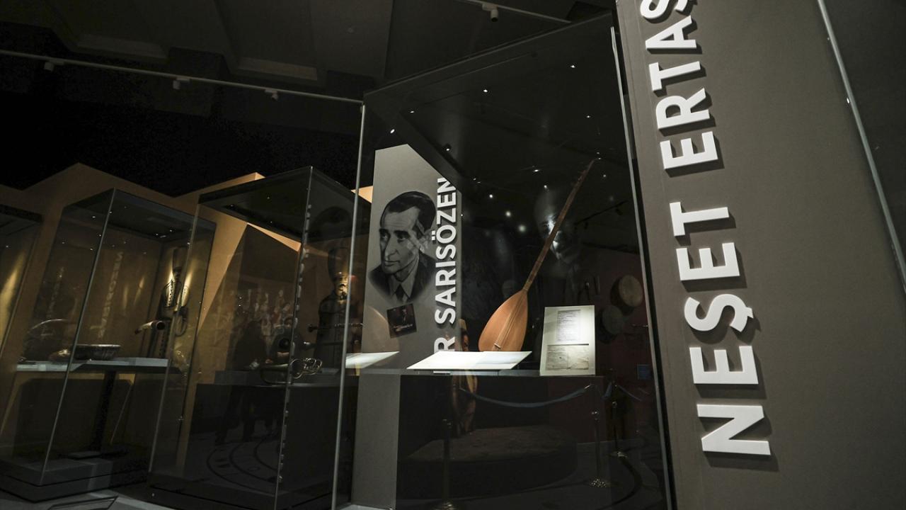 Neşet Ertaş`a ait saz ve el yazısı notlar