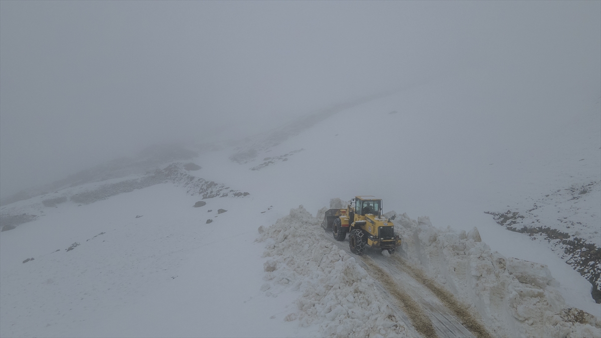 Trabzon`un yüksek kesimlerine kar yağdı