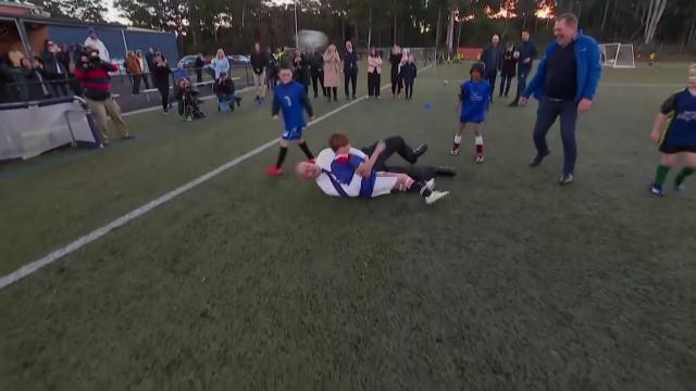 Avustralya Başbakanı top oynarken çocuğun üzerine düştü