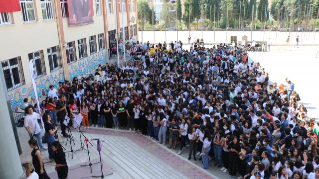 Aydında öğrenci ve öğretmenler marşları seslendirdi