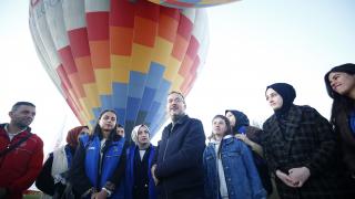 Bakan Kasapoğlu, Kapadokya'da gençlerle balon turu yaptı