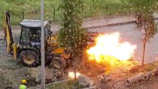 İşçiler ısınmak için ateş yaktı, doğal gaz borusu alev aldı