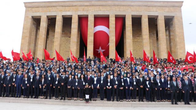 Bakan Kasapoğlu, 81 ilden gelen gençlerle Anıtkabiri ziyaret etti