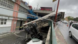 Başakşehir'de tır istinat duvarından düştü