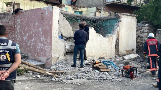 Malatyada çöken duvarın altında kaldı: 1 ölü, 1 yaralı