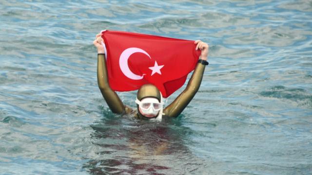 Milli sporcu Birgül Erkenden "Ataya saygı dalışı"