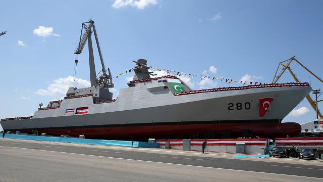 Pakistan MİLGEM Projesinin üçüncü gemisi suyla buluşuyor