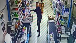 Satırlı gaspçıyı market çalışanı satırla kovaladı