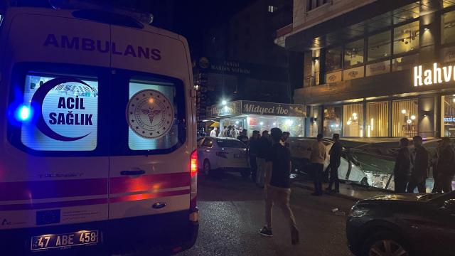 Mardinde kontrolden çıkan otomobilin kafeye girmesi sonucu 4 kişi yaralandı